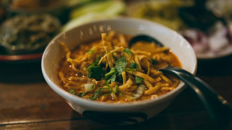 https://cms-travsim-prod.s3.eu-central-1.amazonaws.com/template-FoodThailand-1788266380318.jpg