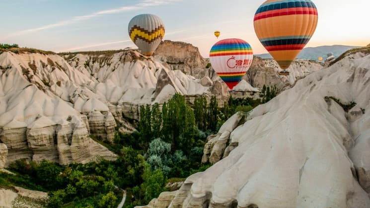 https://cms-travsim-prod.s3.eu-central-1.amazonaws.com/template-balloon2-1787662818950.jpg