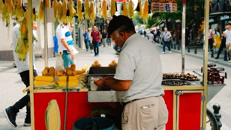 https://cms-travsim-prod.s3.eu-central-1.amazonaws.com/template-foodStand-1786683299257.jpg